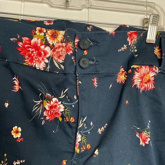 Torrid Womens Plus Size 26 Sateen Floral Shorts Black Pink Red Roses Belted - Picture 2 of 13